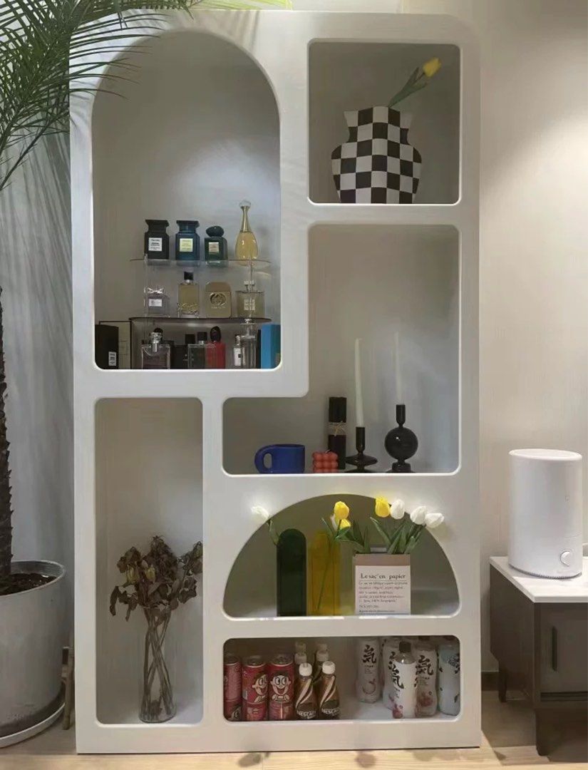 HERAN Minimalistic Standing Display Shelf