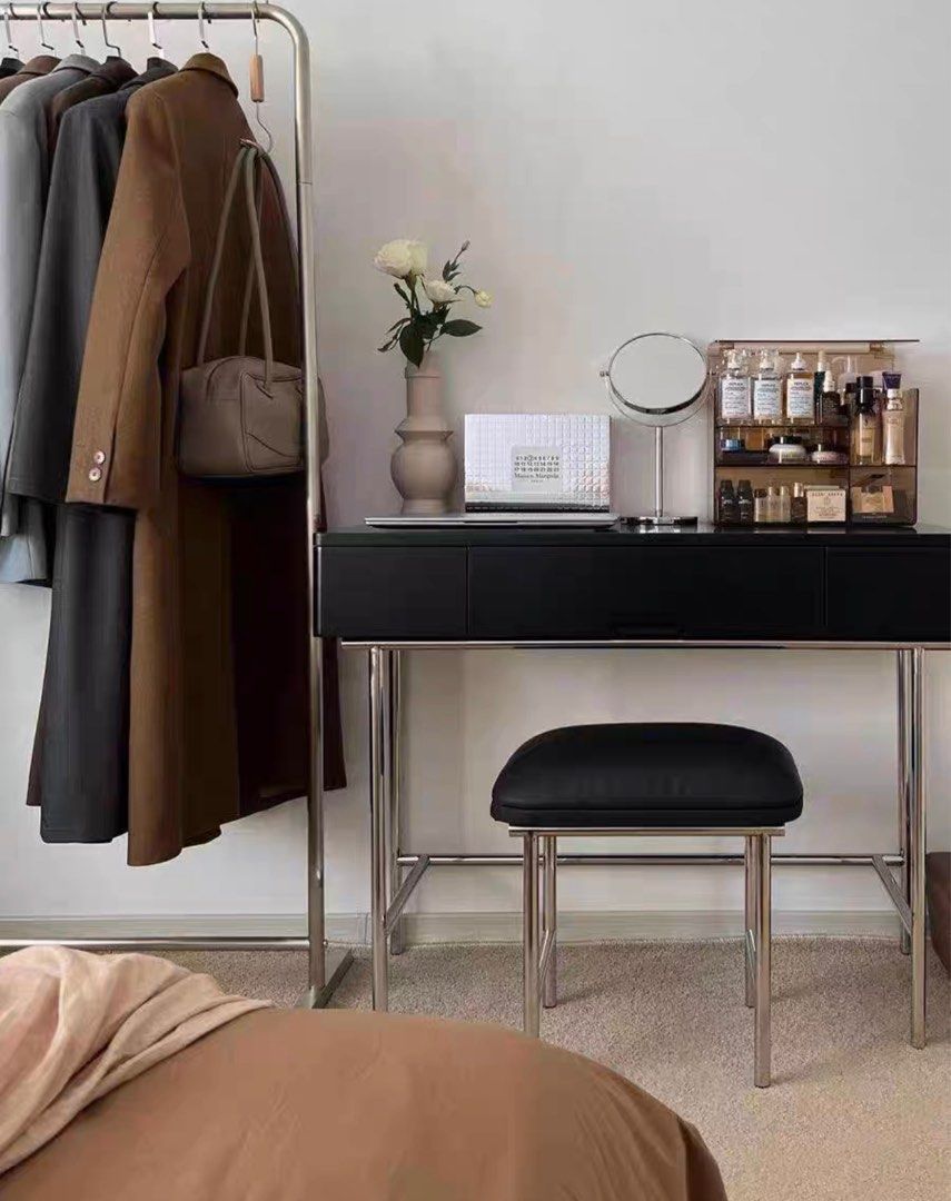 SWARLS Modern Vanity Table